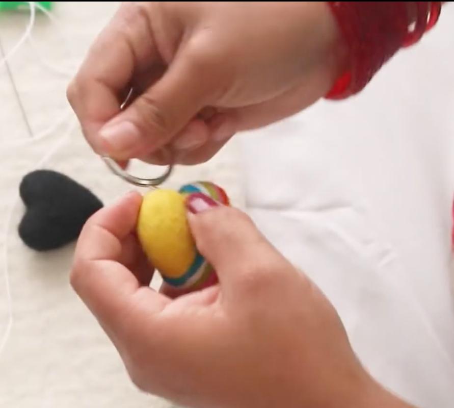 Felt keyring - Felt and Yarn